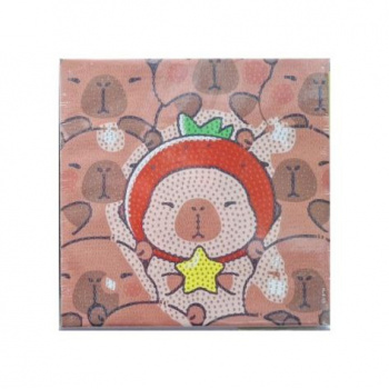 Алмазная мозаика арт. XH-573-209 Капибара в шапке-клубнике 20*20 на подрамнике в пак.