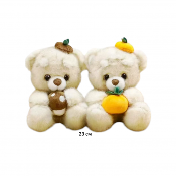 им Медведь арт. 209440 Светлый сидит в шляпке с фруктом 23 см в пак.